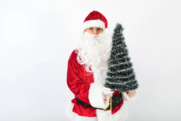 Papai Noel Segurando Uma Árvore Natal Fundo Branco Conceito Natal — Fotografia de Stock