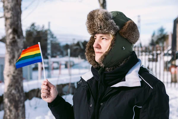 Lesbijki Kobieta Nosi Czapkę Śnieżną Śnieżnej Okolicy Trzymając Tęczową Flagę — Zdjęcie stockowe