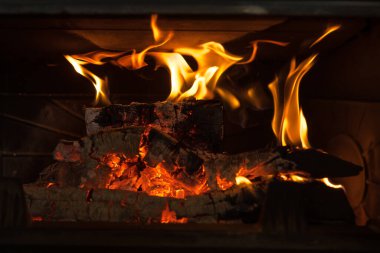 Közlü şöminenin ateşinde yanan odunlar.