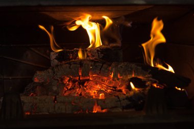 Közlü şöminenin ateşinde yanan odunlar.