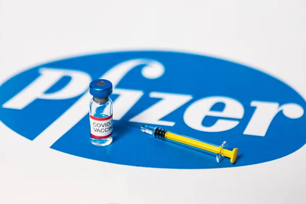 Madrid Spain 2021 Pfizer Logosu Üzerinde Covid Aşısı Şırınga Bulunan — Stok fotoğraf