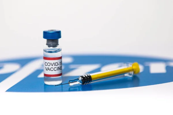 Madrid España Ene 2021 Vial Lleno Vacuna Covid Jeringa Sobre —  Fotos de Stock