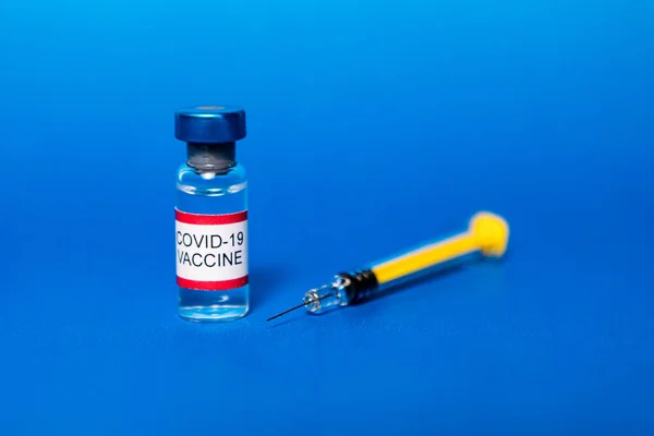 Injekční Lahvička Naplněnou Vakcínou Covid Injekční Stříkačkou Modrém Pozadí — Stock fotografie