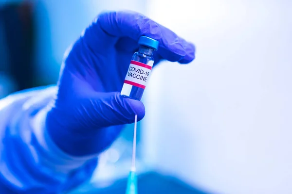 Flacon Met Het Vaccin Tegen Covid Vastgehouden Door Hand Van — Stockfoto