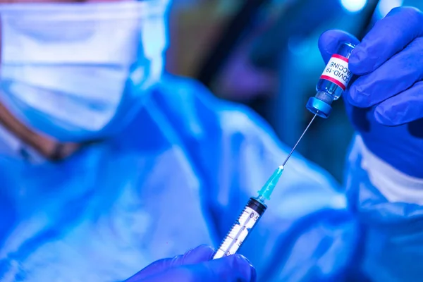 의사는 접종을 액체를 추출하기 Covid 백신을 유리병에 코로나 바이러스 — 스톡 사진
