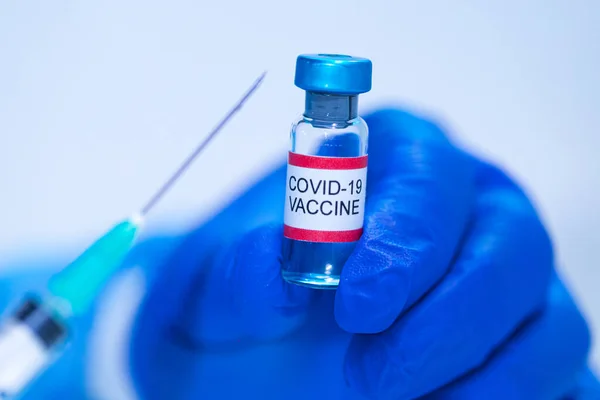 의사의 Covid 백신을 바이알 Vial 한편으로는 주사기를 가지고 코로나 바이러스 — 스톡 사진