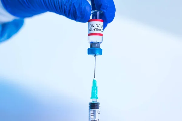 의사는 접종을 액체를 추출하기 Covid 백신을 유리병에 코로나 바이러스 — 스톡 사진