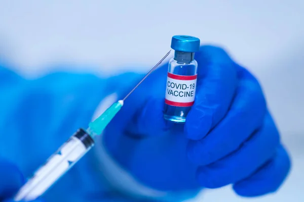 의사의 Covid 백신을 바이알 Vial 한편으로는 주사기를 가지고 코로나 바이러스 — 스톡 사진