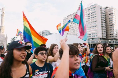 MADRID, İspanya - Haziran, 06, 2019: Madrid 'deki eşcinsel gurur gösterisine katılanlar: 2019 Whit lgtb ve tanseksüel bayraklar