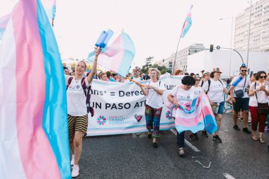 MADRID, SPAIN - Temmuz, 06, 2019: Madrid 2019 'da eşcinsel gururu dışavurumunun katılımcıları mavi, pembe ve beyaz bayrak taşıyan transseksüel peolpe