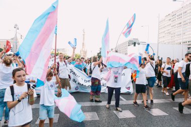 MADRID, SPAIN - Temmuz, 06, 2019: Madrid 2019 'da eşcinsel gururu dışavurumunun katılımcıları mavi, pembe ve beyaz bayrak taşıyan transseksüel peolpe