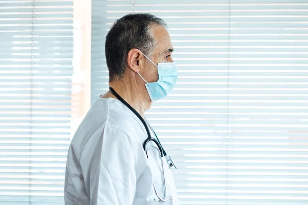 Reifer Männlicher Arzt Krankenschwester Mit Gesichtsmaske Einem Krankenhausfenster Covid Und — Stockfoto