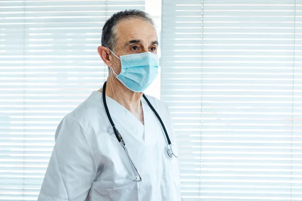 Reifer Männlicher Arzt Krankenschwester Mit Gesichtsmaske Einem Krankenhausfenster Covid Und — Stockfoto
