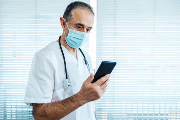 Médecin Homme Mature Infirmière Portant Masque Facial Regardant Téléphone Portable — Photo