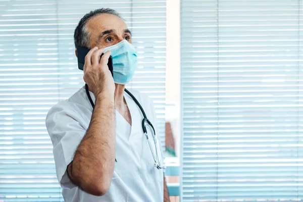 Dokter Pria Dewasa Perawat Yang Mengenakan Masker Wajah Berbicara Telepon — Stok Foto