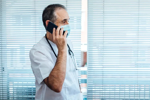 Médecin Homme Mature Infirmière Portant Masque Facial Parlant Sur Téléphone — Photo