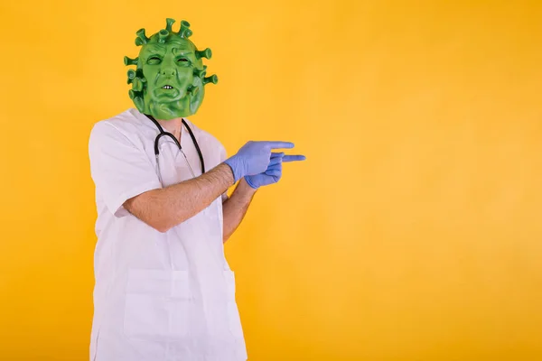 Doktor Sestra Převleku Koronavirus Latexovou Maskou Virus Covid Ukazuje Stranou — Stock fotografie