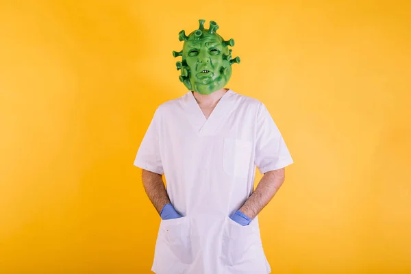 Doktor Sestra Převlečená Koronavirus Latexovou Maskou Kovid Virus Rukama Kapsách — Stock fotografie