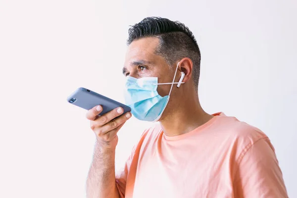 Hombre Teletrabajo Desde Casa Usando Una Máscara Quirúrgica Para Protegerse — Foto de Stock