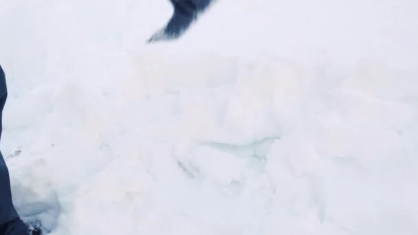 Человек Убирает Снег Сада Своего Дома Лопатой — стоковое видео