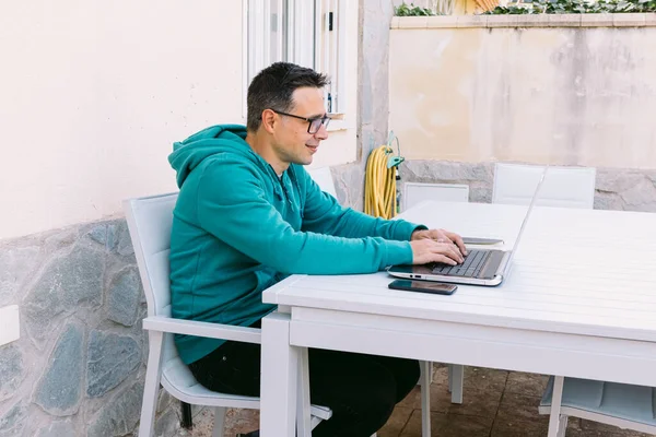 Unge Man Telekomjobb Skriva Sin Laptop Trädgården Sitt Hus — Stockfoto