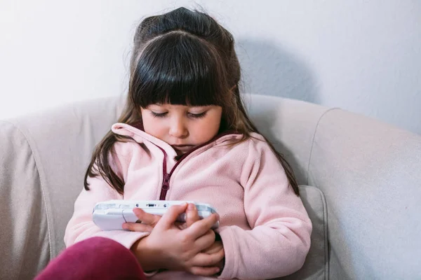 Liten Svarthårig Flicka Rosa Tröja Som Spelar Ett Spel Med — Stockfoto