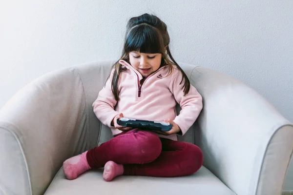 Menina Cabelos Pretos Vestindo Uma Camisola Rosa Jogando Jogo Vídeo — Fotografia de Stock