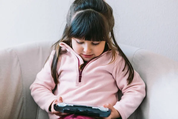 Menina Cabelos Pretos Vestindo Uma Camisola Rosa Jogando Jogo Vídeo — Fotografia de Stock