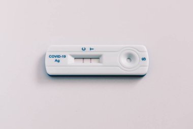 Hızlı covid-19 antijen testi beyaz arka planda pozitif sonuç verdi. Coronavirus konsepti.