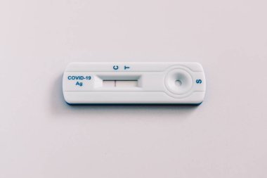 Hızlı covid-19 antijen testi beyaz arka planda negatif sonuç verdi. Coronavirus konsepti.