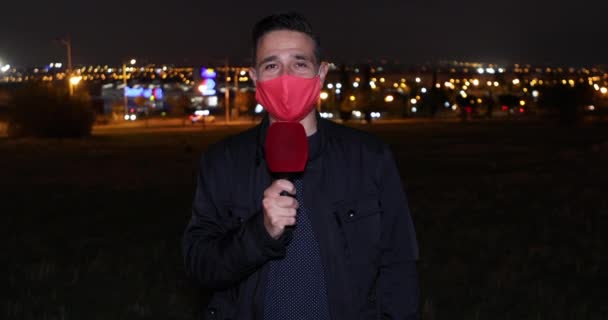 Een Verslaggever Met Een Rood Masker Die Het Avondnieuws Brengt — Stockvideo