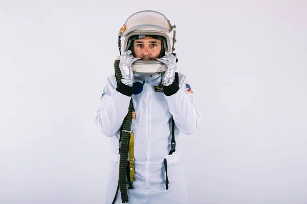 Mężczyzna Kosmonauta Kombinezonie Kosmicznym Kasku Zaskoczoną Twarzą Trzymającą Kask Dłońmi — Zdjęcie stockowe