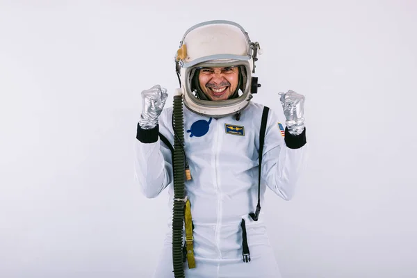 Mężczyzna Kosmonauta Kombinezonie Kosmicznym Kasku Trzymające Się Ręce Znak Radości — Zdjęcie stockowe