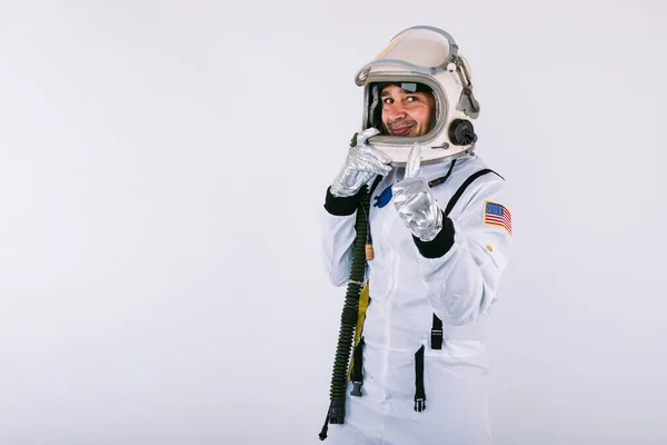 Mężczyzna Kosmonauta Skafandrze Kasku Trzymając Kask Rękami Uśmiechnięty Białym Tle — Zdjęcie stockowe