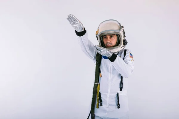 Mężczyzna Kosmonauta Kombinezonie Kosmicznym Kasku Wskazując Palcem Niebo Białym Tle — Zdjęcie stockowe
