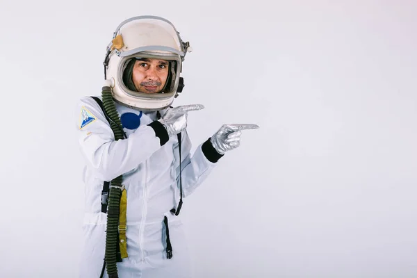 Uśmiechnięty Kosmonauta Kombinezonie Kosmicznym Kasku Wskazujący Ręką Prawo Białym Tle — Zdjęcie stockowe