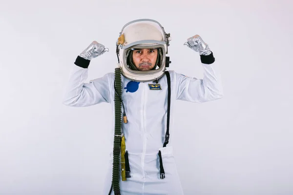 Mężczyzna Kosmonauta Skafandrze Kasku Zaciskając Ramiona Znak Siły Białym Tle — Zdjęcie stockowe