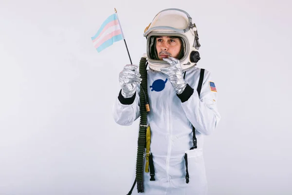 Gej Transseksualny Mężczyzna Kosmonauta Poważny Gest Przestrzeń Skafander Kask Trzymając — Zdjęcie stockowe