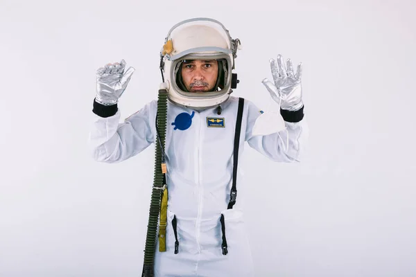 Mężczyzna Kosmonauta Kombinezonie Kosmicznym Kasku Podnosząc Ręce Pokazując Dłonie Białym — Zdjęcie stockowe