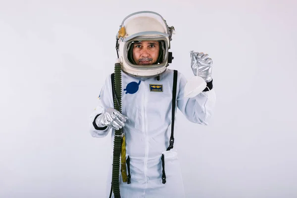 Kosmonauta Kombinezonie Kosmicznym Kasku Trzymający Maskę Fpp2 Białym Tle Covid — Zdjęcie stockowe