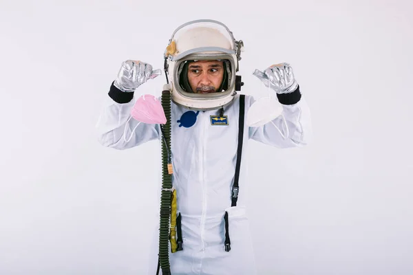 Kosmonauta Kombinezonie Kosmicznym Kasku Trzymający Dwie Maski Fpp2 Białym Tle — Zdjęcie stockowe