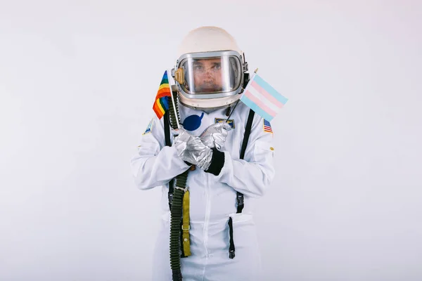 Gej Mężczyzna Kosmonauta Przestrzeń Skafander Kask Trzymając Lgtbi Tęcza Flaga — Zdjęcie stockowe