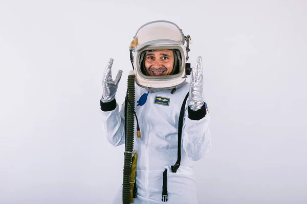 Mężczyzna Kosmonauta Skafandrze Kasku Podnosząc Ręce Gestem Zabawy Białym Tle — Zdjęcie stockowe