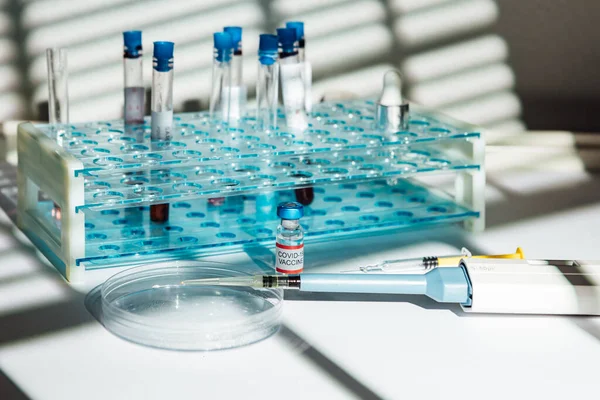 Laboratoriumtafel Met Houder Voor Reageerbuizen Injectieflacon Met Vaccin Voor Covid — Stockfoto