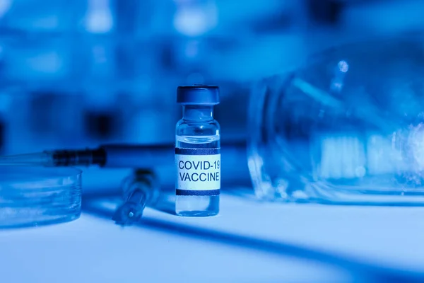 Laboratorní Stůl Podpěrou Pro Zkumavky Injekční Lahvička Vakcínou Proti Covid — Stock fotografie