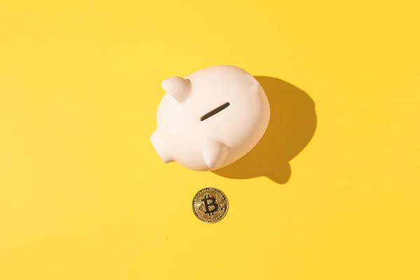 Pequeña Alcancía Cerámica Rosa Bitcoin Sobre Fondo Amarillo Concepto Criptomoneda — Foto de Stock