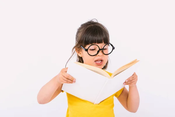 Lächelndes Kleines Mädchen Mit Gelbem Shirt Und Runder Schwarzer Brille — Stockfoto