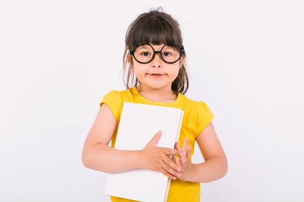 Lächelndes Kleines Mädchen Gelbem Shirt Und Runder Schwarzer Brille Mit — Stockfoto