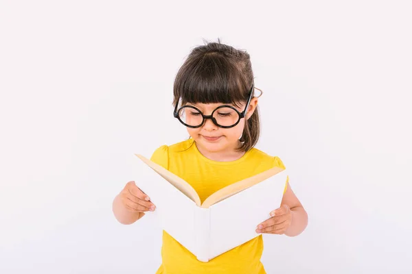 Lächelndes Kleines Mädchen Mit Gelbem Shirt Und Runder Schwarzer Brille — Stockfoto