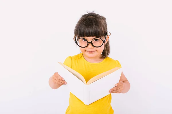 Kleines Mädchen Lächelt Trägt Gelbes Shirt Und Runde Schwarze Brille — Stockfoto